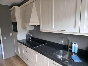 Moderne brocante witte keuken met granieten bladGEDEMONTEERD beschikbaar voor biedingen