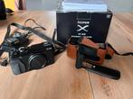Fuji x-e2 chargeur + housse + grip, Audio, Tv en Foto, Fotocamera's Digitaal, Ophalen, Fuji