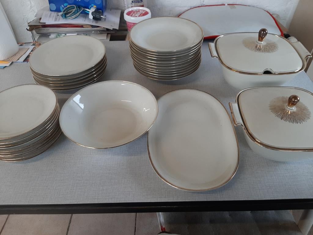 32 pièces de vaisselle en porcelaine avec dorure * Bavaria, Antiquités & Art, Antiquités | Services (vaisselle) pièces, Enlèvement