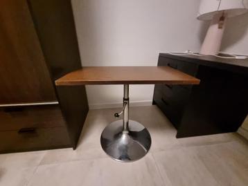 Vintage bijzettafel (o.a. voor TV) beschikbaar voor biedingen