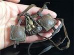 Oud Tibetaans bronzen amulet in leer van yak, Verzamelen, Religie, Nieuw, Ophalen of Verzenden, Boeddhisme