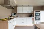 Witte keuken met elektronische toestellen, Ophalen