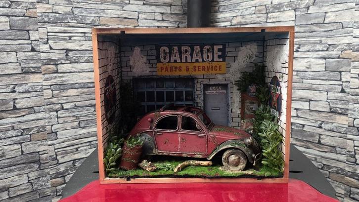 French Diorama garage met Citroën 2CV (1/12), Hobby en Vrije tijd, Modelbouw | Auto's en Voertuigen, Zo goed als nieuw, Auto, Groter dan 1:32