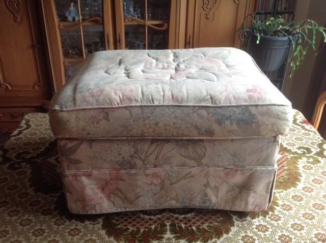 Poef uit England 55 x 65 x 40 cm In goede staat, Huis en Inrichting, Zetels | Voetbanken en poefs, Zo goed als nieuw, 50 tot 75 cm