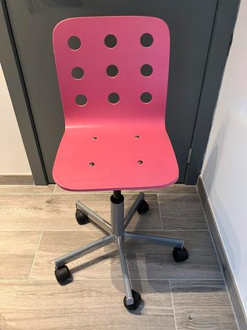 Chaise bureau enfant (ikea) sur roulettes disponible aux enchères