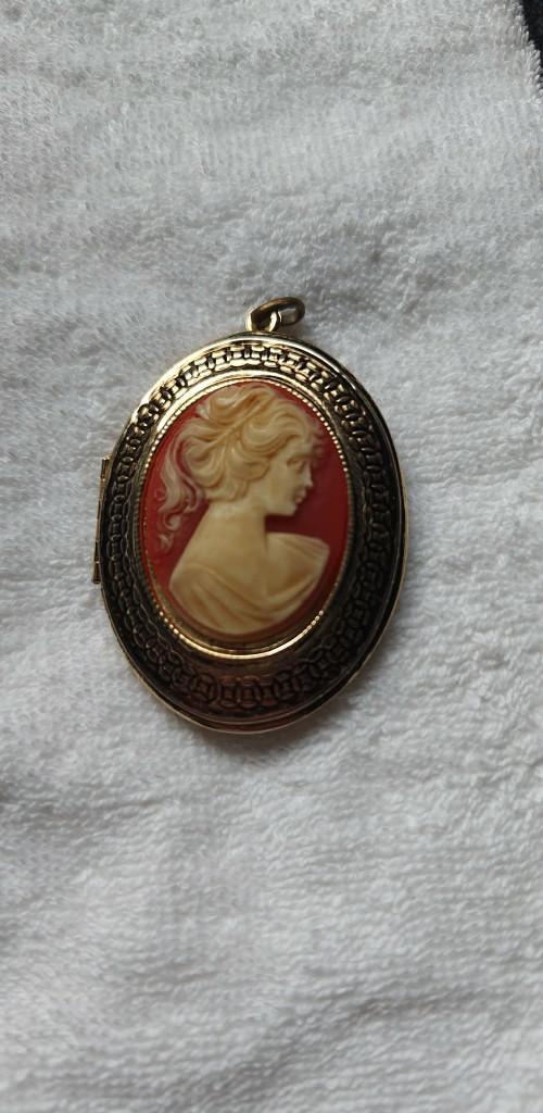 medailon namaak lengte 6 cm kan open, Handtassen en Accessoires, Kettinghangers, Overige materialen, Ophalen of Verzenden, Zo goed als nieuw