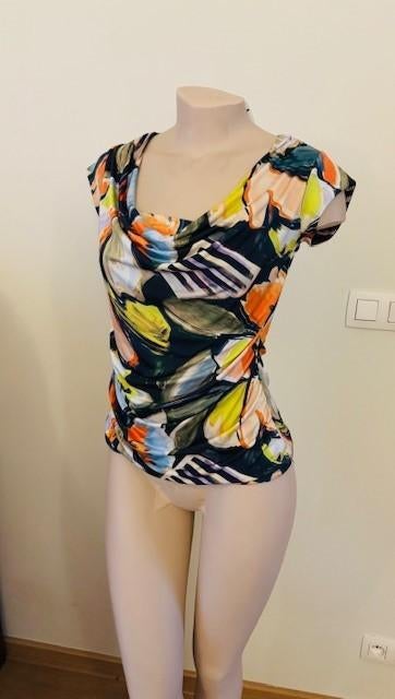 Kleurrijke Tshirt met mooie decolleté – Maat S, Overige kleuren, Ophalen of Verzenden, Zo goed als nieuw, Korte mouw