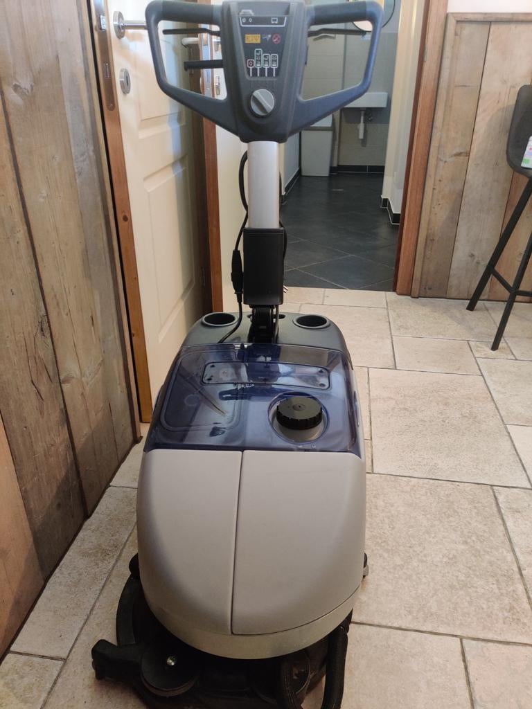 Schrobmachine Nilfisk SC351, Bricolage & Construction, Matériel de nettoyage, Enlèvement, Machine de nettoyage à brosse