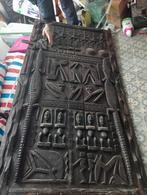 Porte africaine en bois rouge  sculptée, Enlèvement