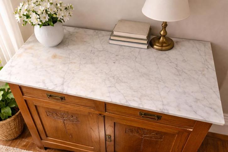 Houten dressoir met marmeren blad, Maison & Meubles, Armoires | Dressoirs, Comme neuf, Enlèvement