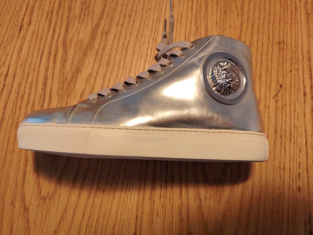 Chaussures Versace, Enlèvement