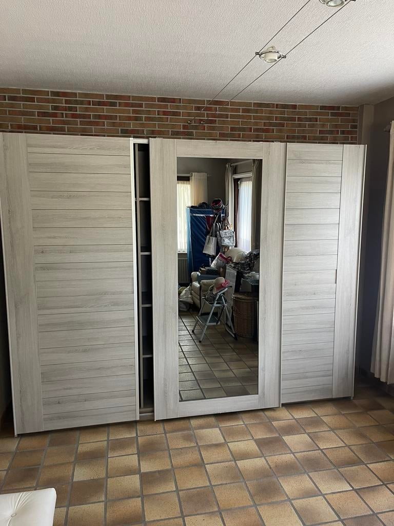 Tres grande penderie, Enlèvement, Comme neuf