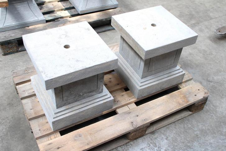 paar vierkante sokkels in stevige blauwe steen!, Tuin en Terras, Tuinbeelden, Nieuw, Overige typen, Steen, Ophalen