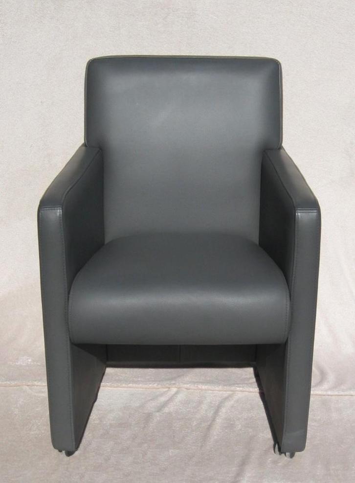 Vier (4) lederen stoelen op wieltjes in muisgrijs/bruinig., Maison & Meubles, Chaises, Quatre, Enlèvement