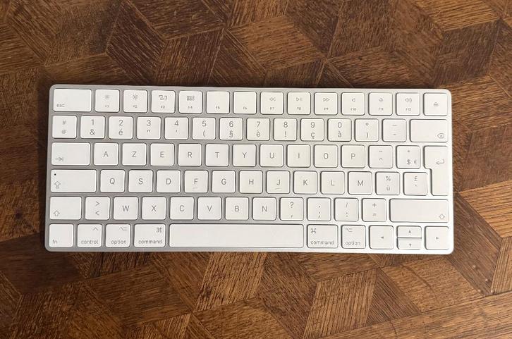 Apple Magic Keyboard AZERTY - NIEUW (nooit gebruikt), Computers en Software, Toetsenborden, Zo goed als nieuw, Azerty, Draadloos