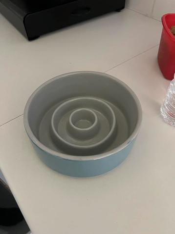 Anti schrok eetbak hond in steen beschikbaar voor biedingen