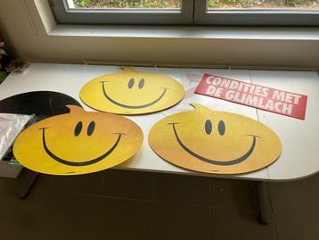 3 smiley  logo uit oude volkswagen showroom beschikbaar voor biedingen