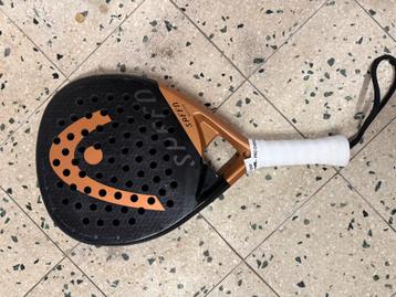 Padel racket beschikbaar voor biedingen