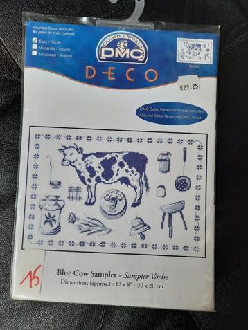Emballage - DMC DECO - Échantillonneur Blue Cow BK862, Enlèvement ou Envoi, Neuf, Broderies à la main, Set à broder