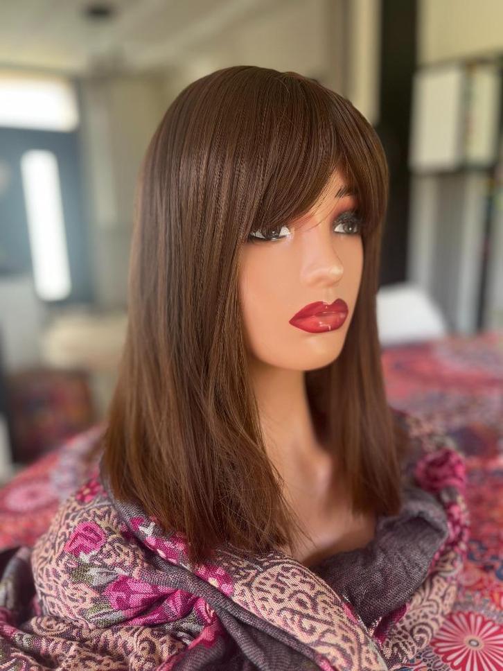 Zeer mooie pruik Mooi lichtbruin, glad met franjes., Handtassen en Accessoires, Uiterlijk | Haarverzorging, Nieuw, Pruik of Haarverlenging