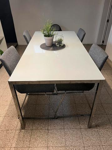 Eettafel met 4 stoelen  beschikbaar voor biedingen