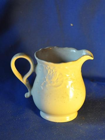 pot au lait porcelaine blanche motif en relief (8) disponible aux enchères