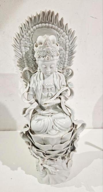 Kwan Yin figure,  wit porselein,  Gwanyin on lotus flower  beschikbaar voor biedingen