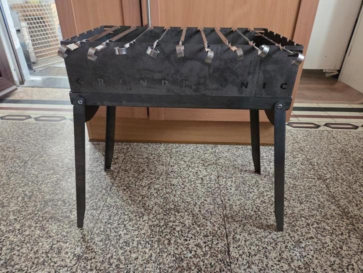 Opvouwbare barbecue met tas en roestvrijstalen spiesjes, Tuin en Terras, Houtskoolbarbecues, Nieuw, Met accessoires, Ophalen