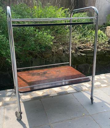 Chariot de service vintage sur roulettes en formica et métal beschikbaar voor biedingen