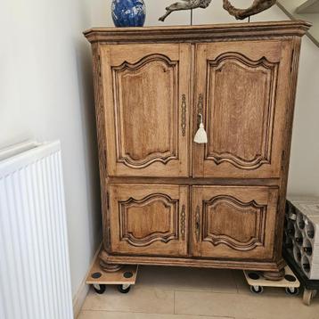 Eiken kast beschikbaar voor biedingen