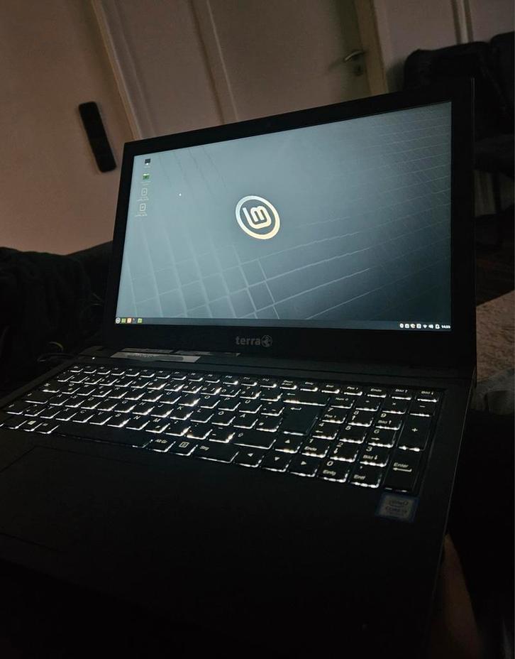 Terra Mobile 1515 – goed onderhouden laptop met Linux Mint 2, Computers en Software, Windows Laptops, Zo goed als nieuw, SSD, 8 GB