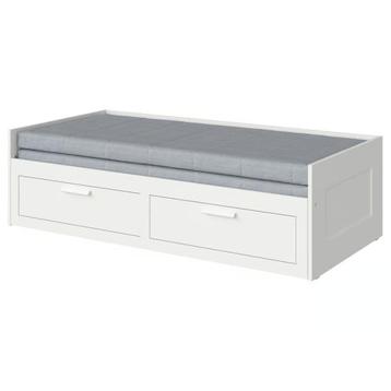 IKEA BRIMNES uitschuifbed met 2 laden en 2 matrassen, wit beschikbaar voor biedingen