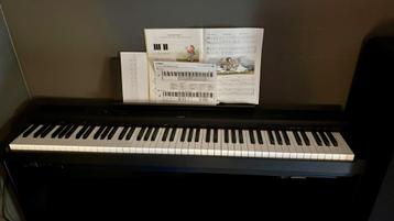 Yamaha P125B digitale piano met accessoires (nieuwstaat) beschikbaar voor biedingen