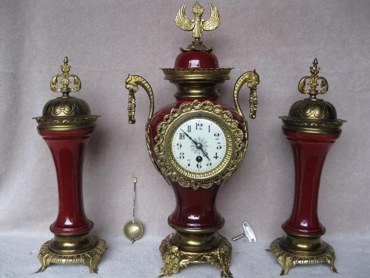 Antieke schouwklok in rood porselein, Antiek en Kunst, Antiek | Klokken, Ophalen
