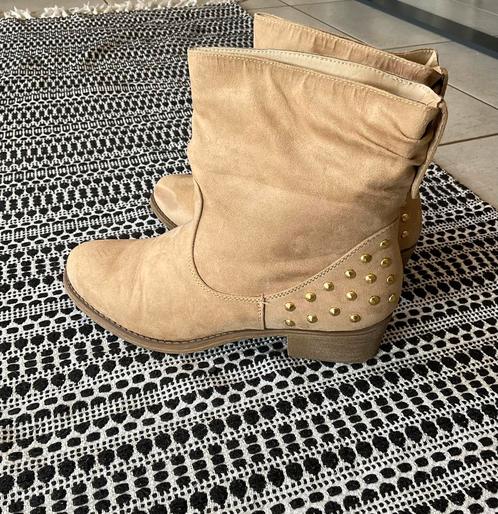 Beige enkellaarsjes met gouden studs maat 40 Schoenen 2dehands