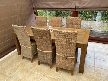 Volhouten eettafel + stoelen + bufferkast beschikbaar voor biedingen