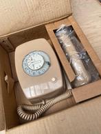 Oude vintage telefoon met draaischijf - bruin, Telecommunicatie, Vaste telefoons | Niet Draadloos, Ophalen, Met draaischijf