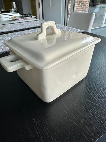 Handgemaakte porseleinen pot met deksel  beschikbaar voor biedingen