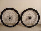 Paire de roues Devox + pneus Bontrager R2, Vélos & Vélomoteurs, Vélos Pièces, Vélo de course, Comme neuf, Enlèvement, Roue