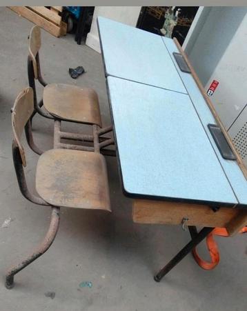 Bureau d'école vintage avec chaises, pupitre, bureau, table  disponible aux enchères