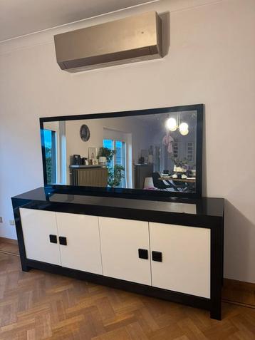Dressoir met spiegel beschikbaar voor biedingen