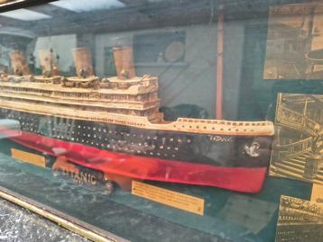 OUD ZELDZAAM Titanic Model In Wandkast Modelbouw Schip  beschikbaar voor biedingen