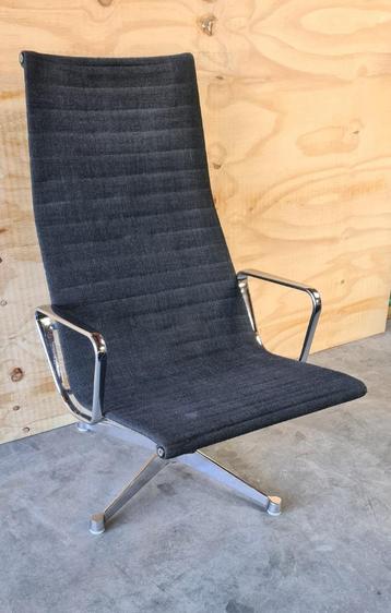 Charles en Ray Eames EA124 lounge stoel by Herman Miller
