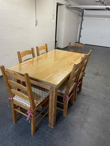 Landelijke houten eettafel met 6 stoelen en glasplaat beschikbaar voor biedingen