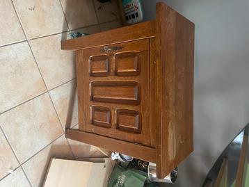Meuble en chene beschikbaar voor biedingen