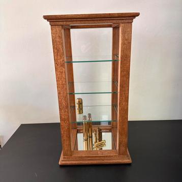 Vintage houten vitrinekastje H 47 cm met koperen houders beschikbaar voor biedingen