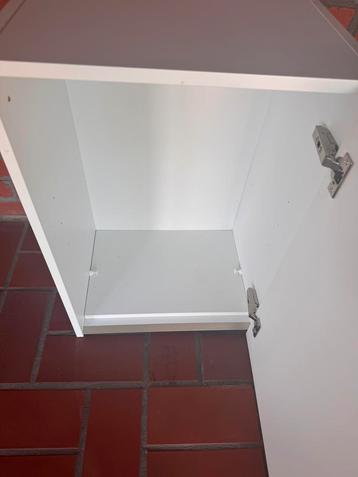 3 witte kasten beschikbaar voor biedingen