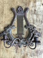 2 gietijzeren tweearmige kandelaar - eclectisch, harp motief, Gebruikt, 25 tot 50 cm, Ophalen of Verzenden, Metaal