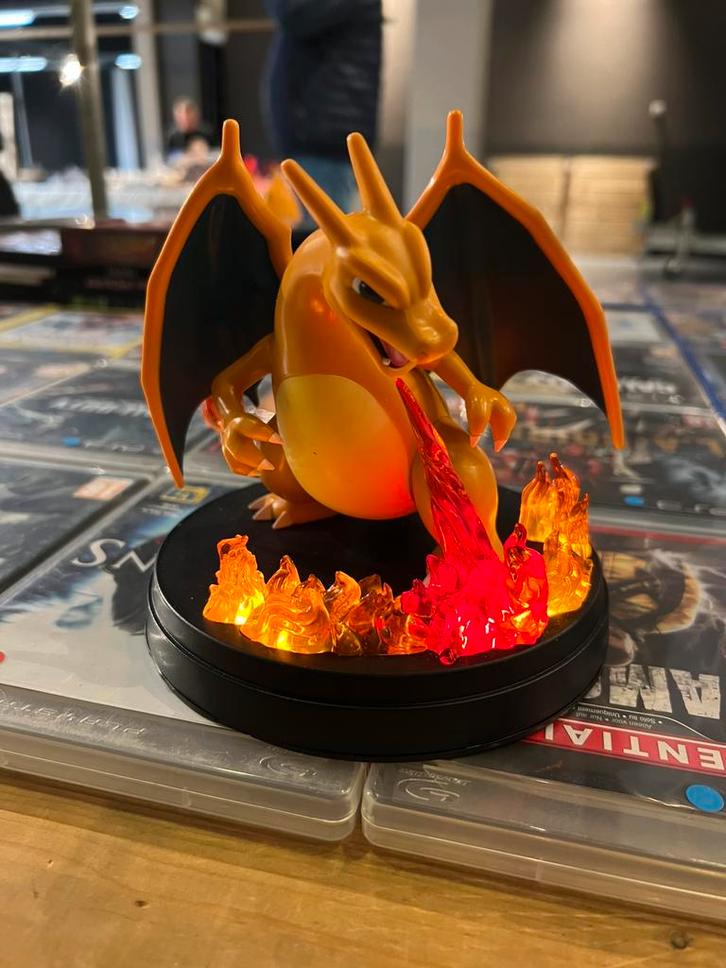 Charizard met ingebouwde LED verlichting, Hobby en Vrije tijd, Verzamelkaartspellen | Pokémon, Zo goed als nieuw, Overige typen