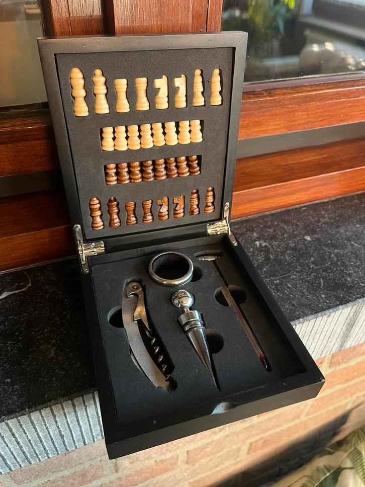 Wine chess board gift-decor box set, Maison & Meubles, Dénudé, Utilisé, Enlèvement ou Envoi